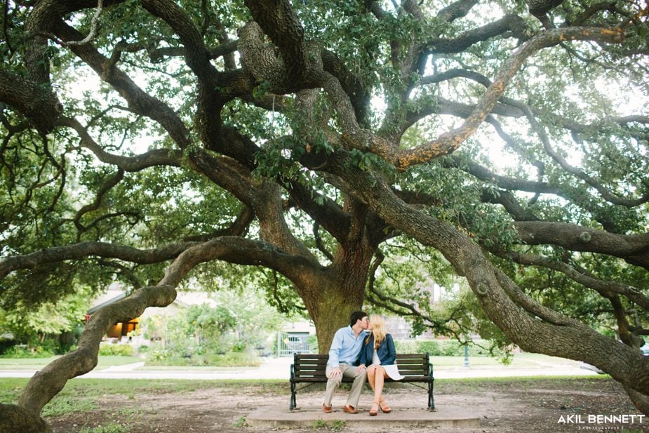 Couple sitting beneath an oak tree at the Menil Collection